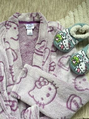 Hello Kitty purple bathrobe &
Slipper set.